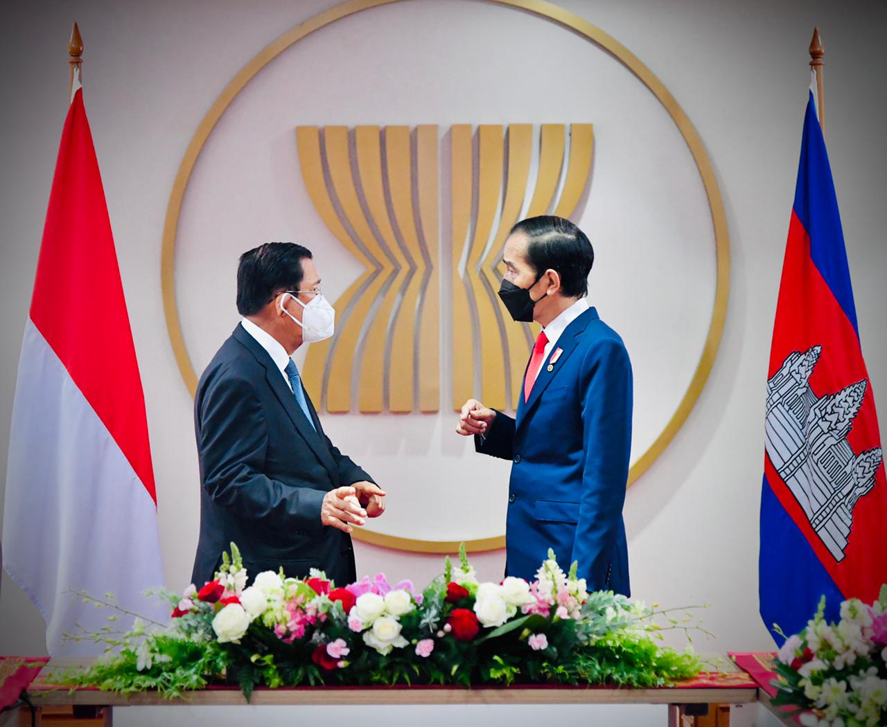 Presiden Jokowi dan PM Hun Sen dalam pertemuan bilateral, di Gedung Sekretariat ASEAN, Jakarta. (Foto: BPMI Setpres/Laily Rachev)